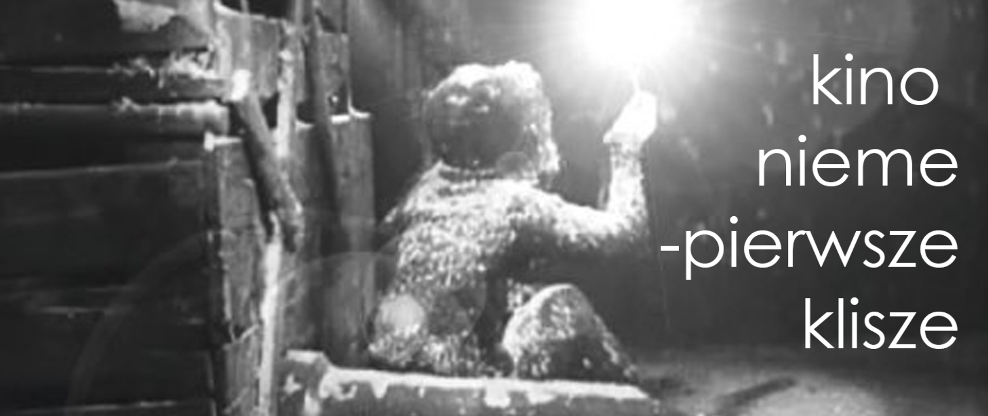 Na tle czarno-białego, mało wyraźnego kadru starego filmu, napis; kino nieme-pierwsze klisze. 