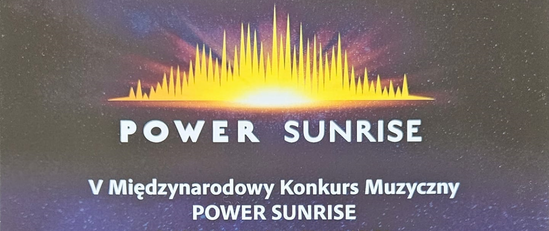 Tło jak przestrzeń kosmiczna w kolorze fioletowo-czarnym z białymi kropkami. Na nim na górze na środku grafika wschodzącego słońca, a pod nią białe napisy POWER SUNRISE V Międzynarodowy Konkurs Muzyczny POWER SUNRISE
