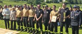 Wręczenie pucharu i nagród za II miejsce w kategorii mężczyzn. Drużyna OSP Biskupnica z organizatorami i sponsorami.