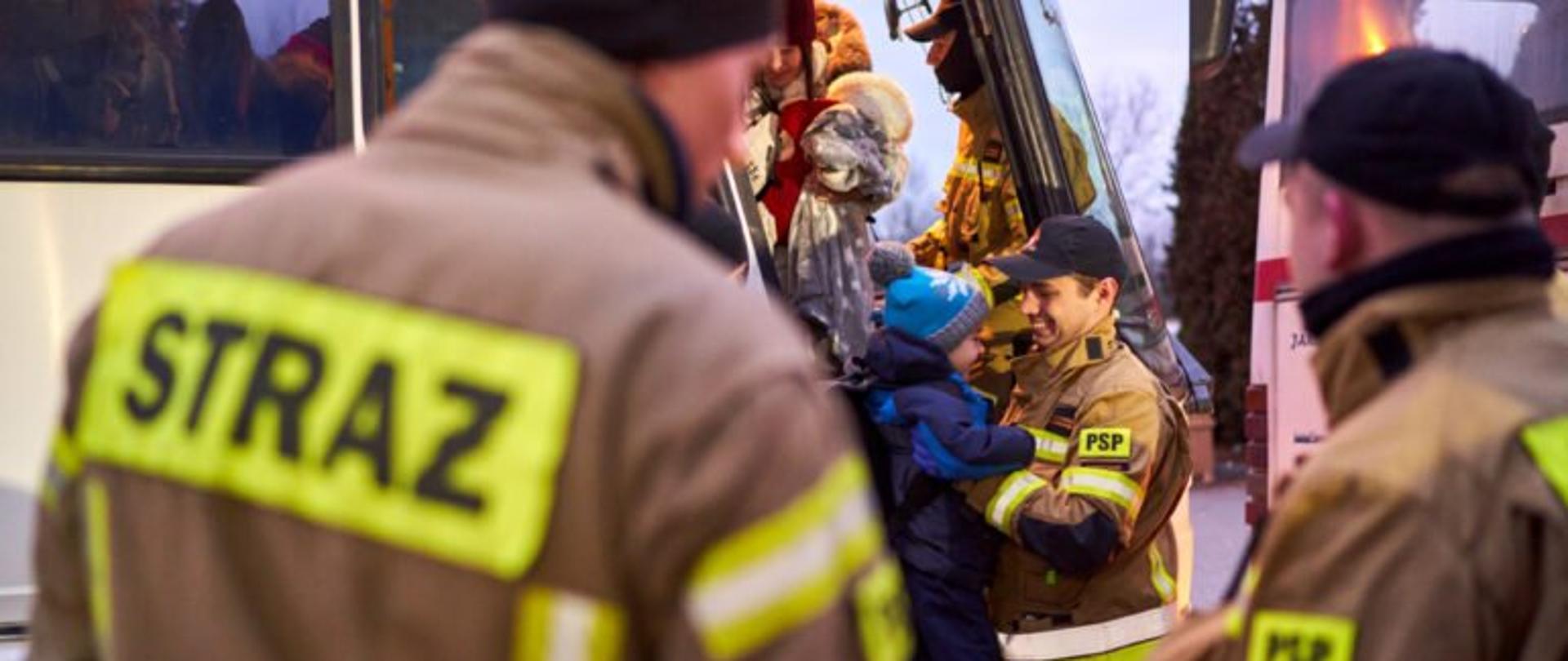 Strażacy pomagają uchodźcom w Korczowej