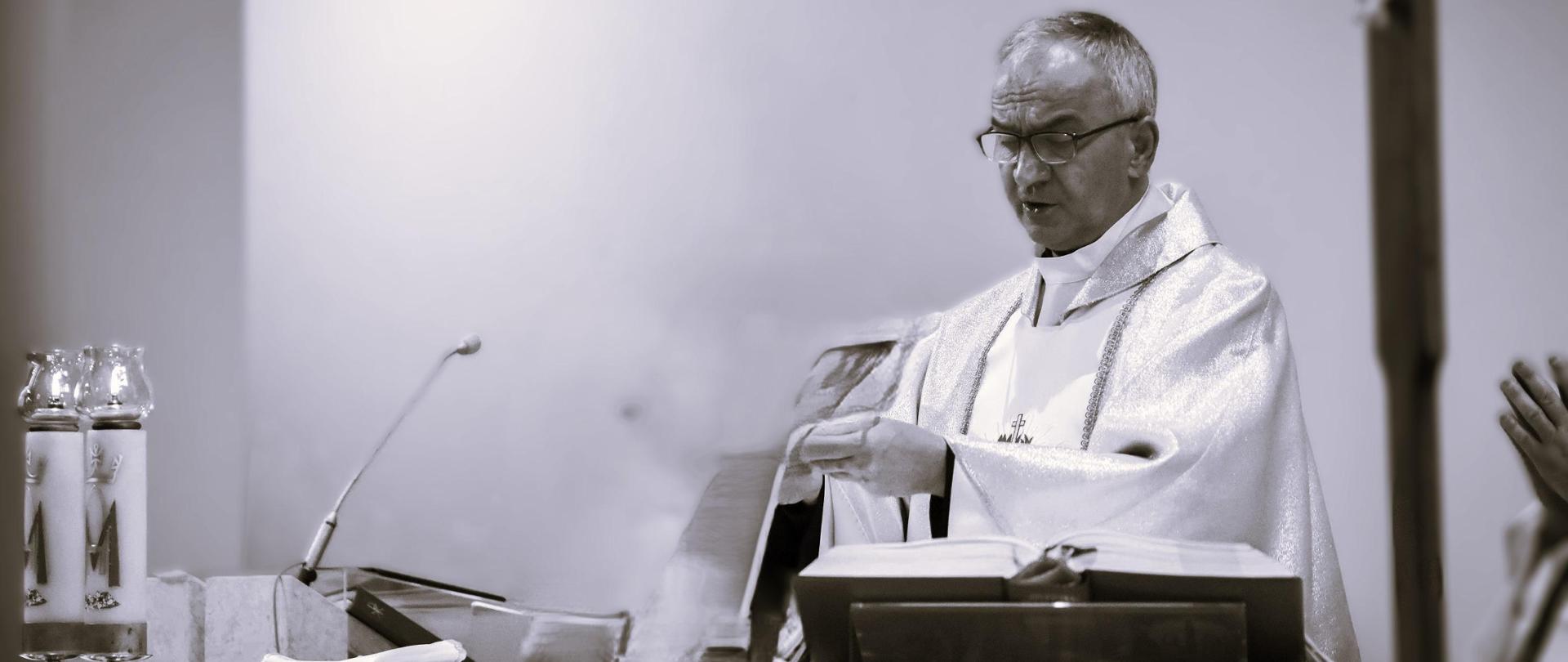 śp. ks. Stanisław Puzyniak w czasie odprawiania mszy świętej 