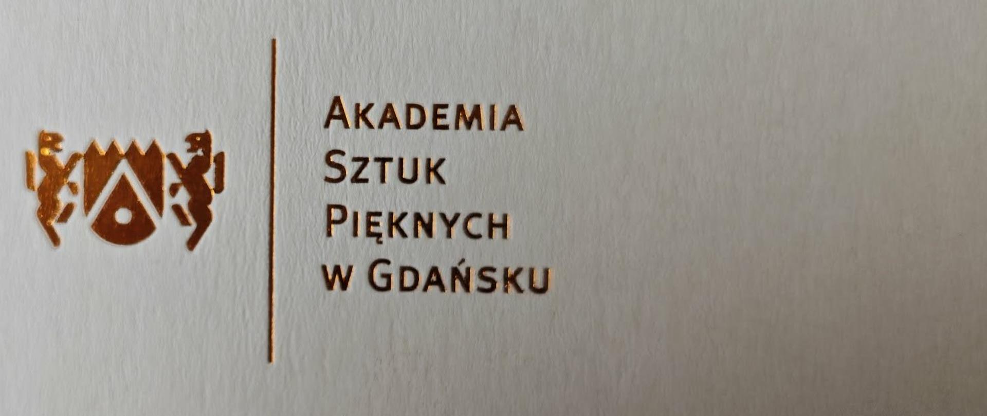 Zdjęcie fragmentu pisma firmowego Akademii Sztuk Pięknych w Gdańsku z logo i nazwą uczelni