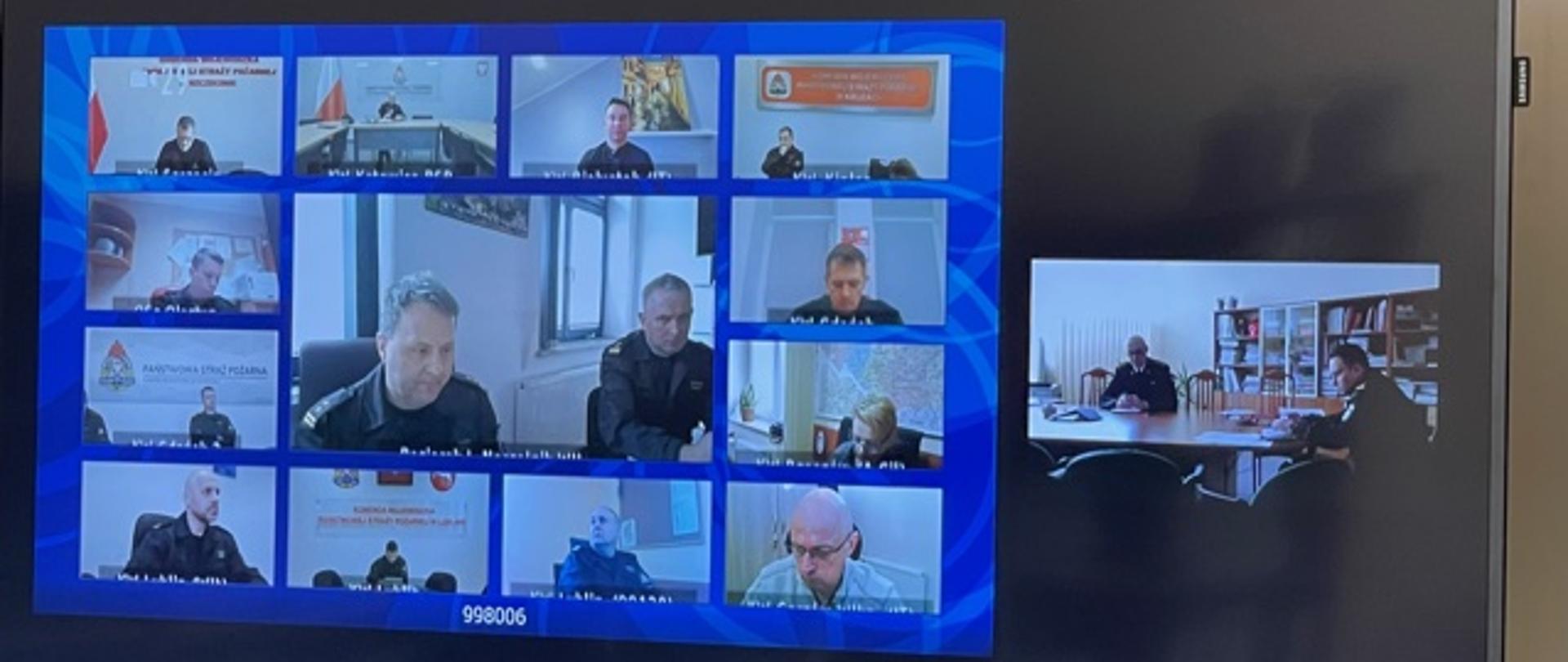 Zdjęcie ekranu na którym widać w małych ikonach osoby uczestniczące w wideokonferencji