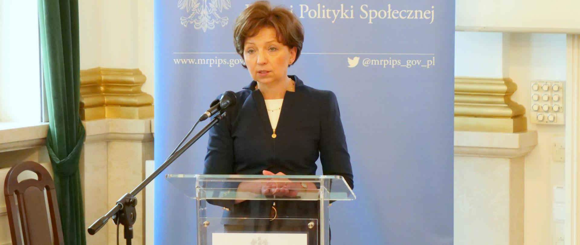 briefing w ZUS na zdjęciu przemawiająca minister Marlena Maląg