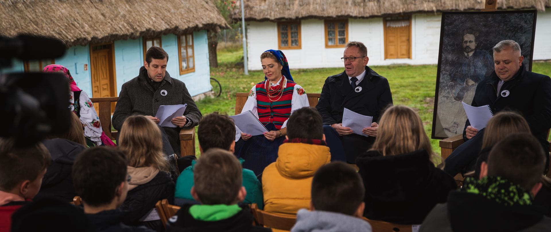 Wspólne czytanie ,,Chłopów" w Lipcach Reymontowskich