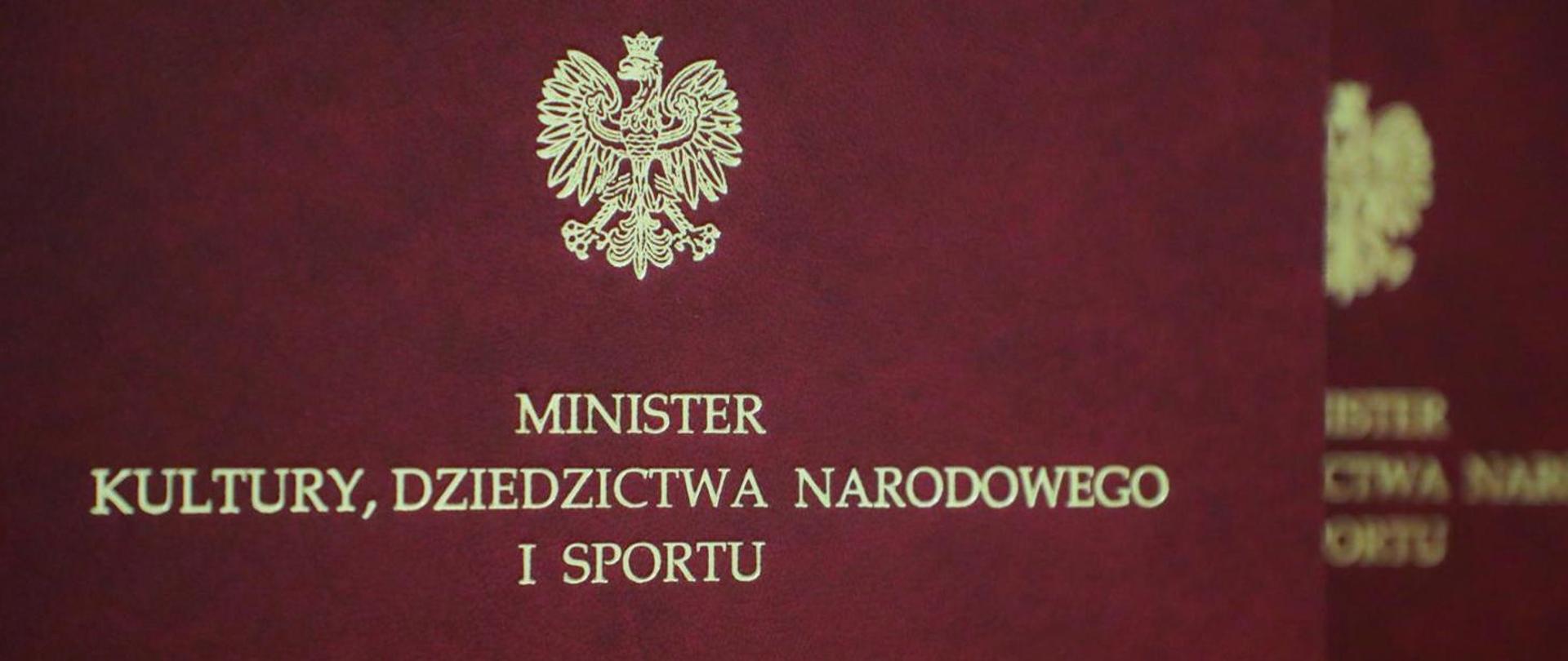 Bordowa teczka z Godłem RP i napisem Minister Kultury, Dziedzictwa Narodowego i Sportu, fot. Danuta Matloch