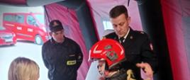Na zdjęciu mł. kpt. Ziętara Robert prowadzący rozmowy i pokazy sprzętu na stoisku edukacyjnym związanym z Ochroną Ludności i Obroną Cywilną