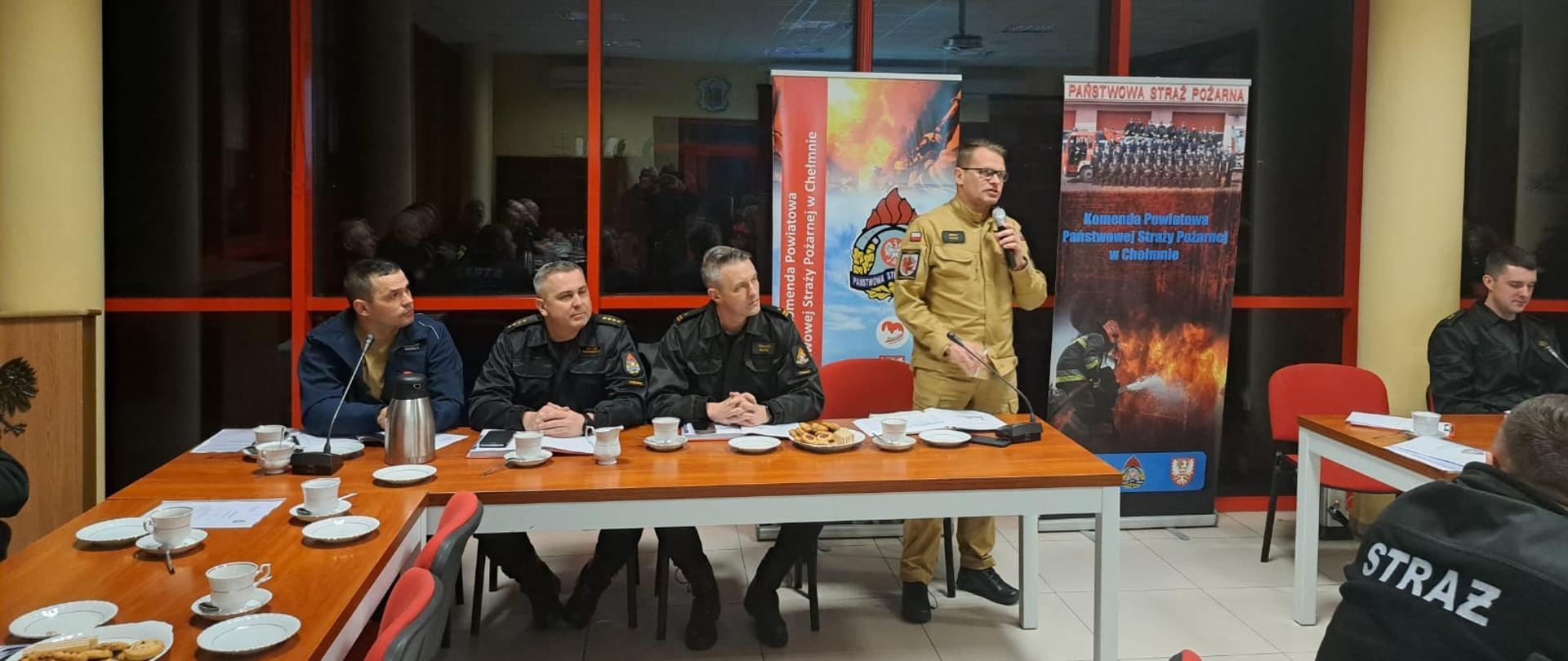 Odprawa roczna jednostek OSP z terenu powiatu chełmińskiego. Zdjęcie wykonano w sali sztabowej komendy.