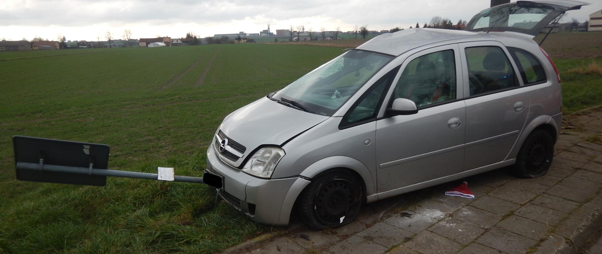 Zdjecie przedstawia samochód