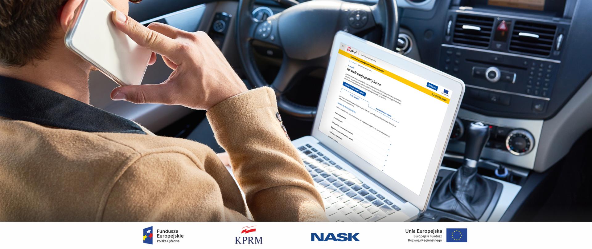 Kierowca siedzący w samochodzie (w trakcie postoju) rozmawia przez telefon, na kolanach trzyma otwartego i włączonego laptopa. Na ekranie komputera widoczna e-usługa Sprawdź swoje punkty karne, dostępna na portalu GOV.pl.