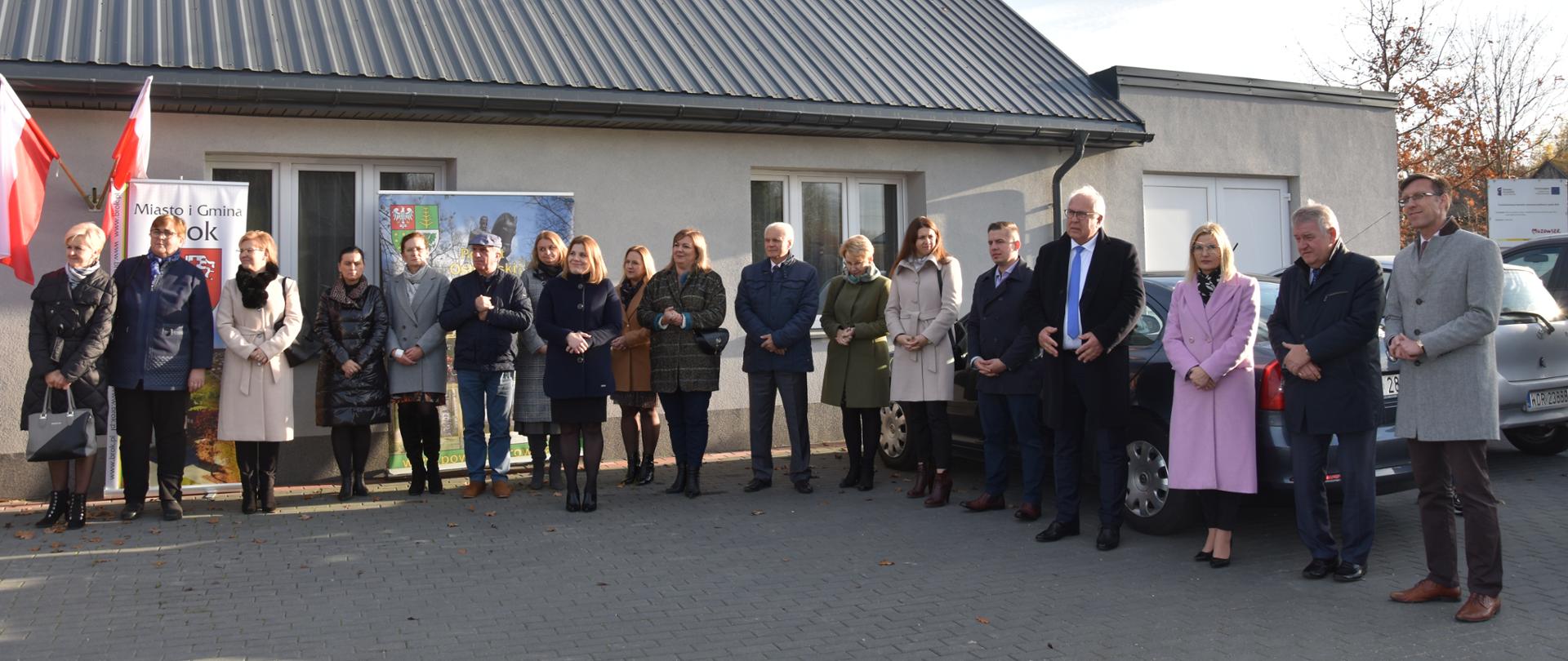 Na zdjęciu widać kobiety i mężczyzn