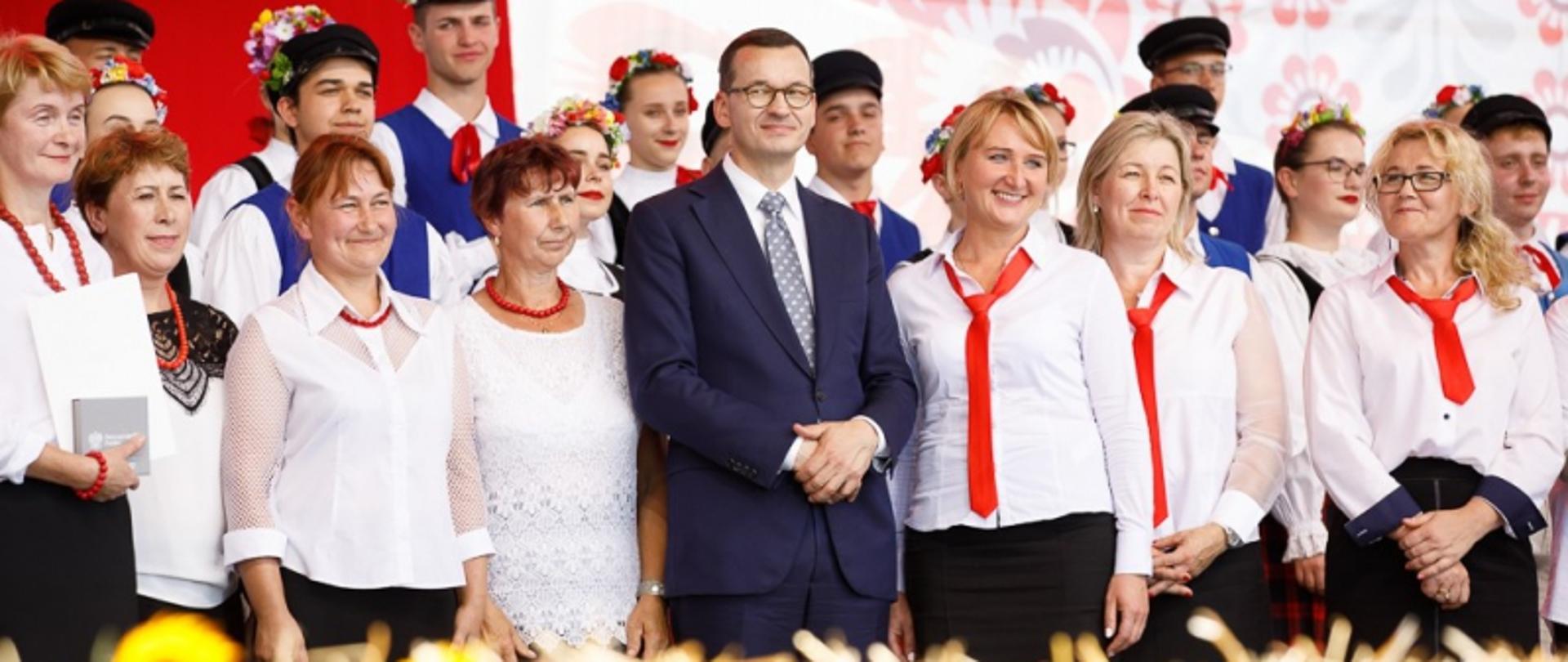Premier z przedstawicielkami Kół Gospodyń Wiejskich.