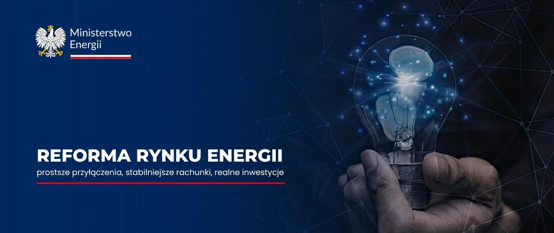 Grafika Ministerstwa Energii przedstawiająca zapaloną żarówkę trzymaną w dłoni na ciemnoniebieskim tle z motywem sieci połączeń oraz napisem „Reforma rynku energii. Prostsze przyłączenia, stabilniejsze rachunki, realne inwestycje”