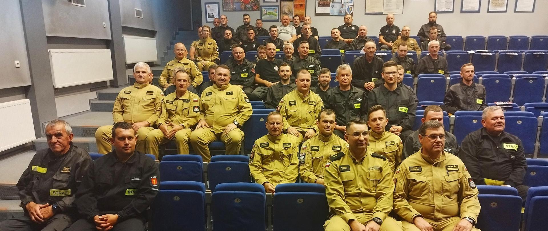 Widok z przodu. Uczestnicy odprawy na widowni. 