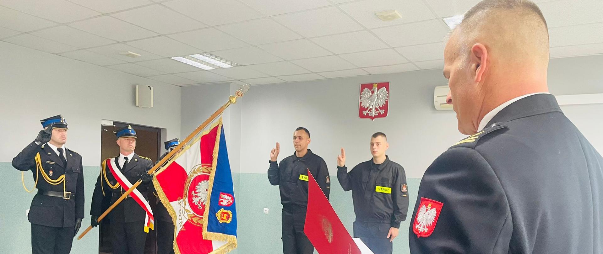 Komendant miejski PSP w Łomży w trakcie odczytywania aktu ślubowania
