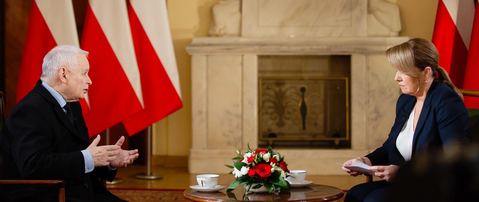 Premier Jarosław Kaczyński odpowiada na pytania dziennikarki, Danuty Holeckiej podczas programu Gość Wiadomości na antenie TVP.
