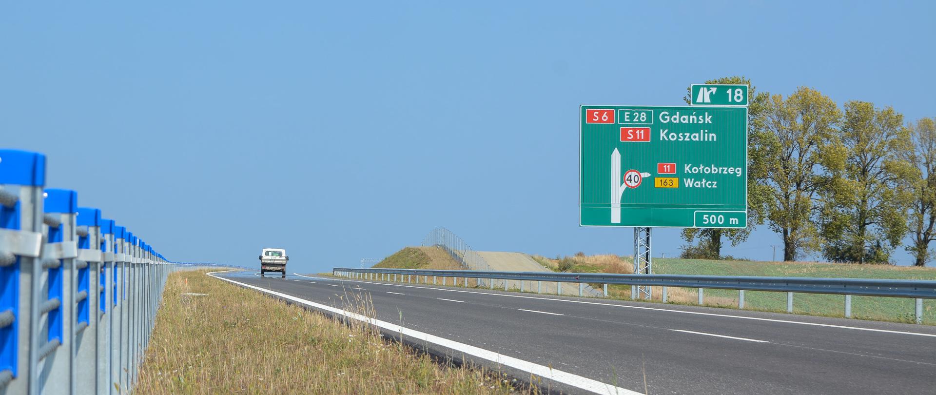 Oznakowanie eksperymentalne, znaki pryzmatyczne na S6 węzeł Kołobrzeg Wschód