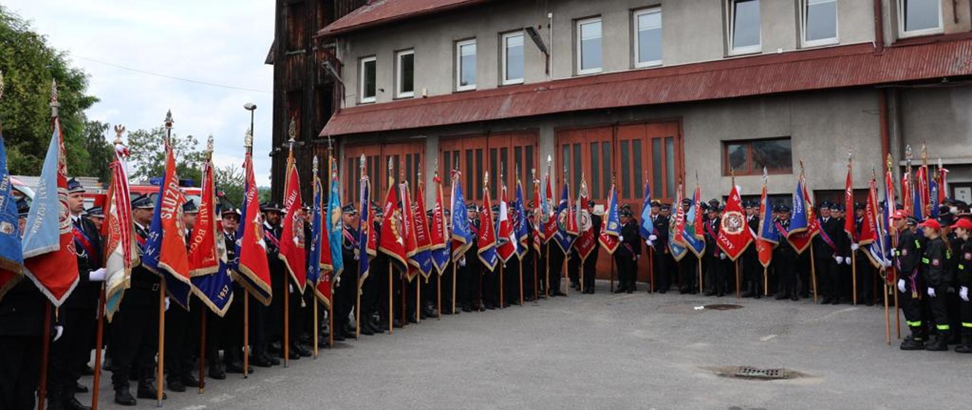 Poczty sztandarowe na placu byłej JRG
