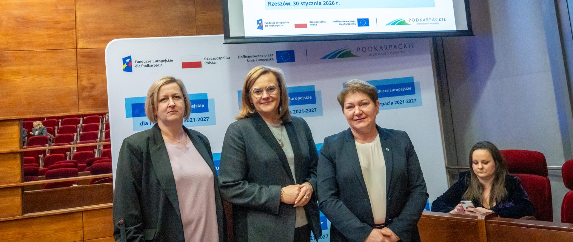 Od lewej: Anna Duchnik - RZGW w Rzeszowie, Małgorzata Jarosińska-Jedynak - Członek Zarządu Województwa Podkarpackiego, Ewa Gołębiowska - Dyrektor RZGW w Rzeszowie 