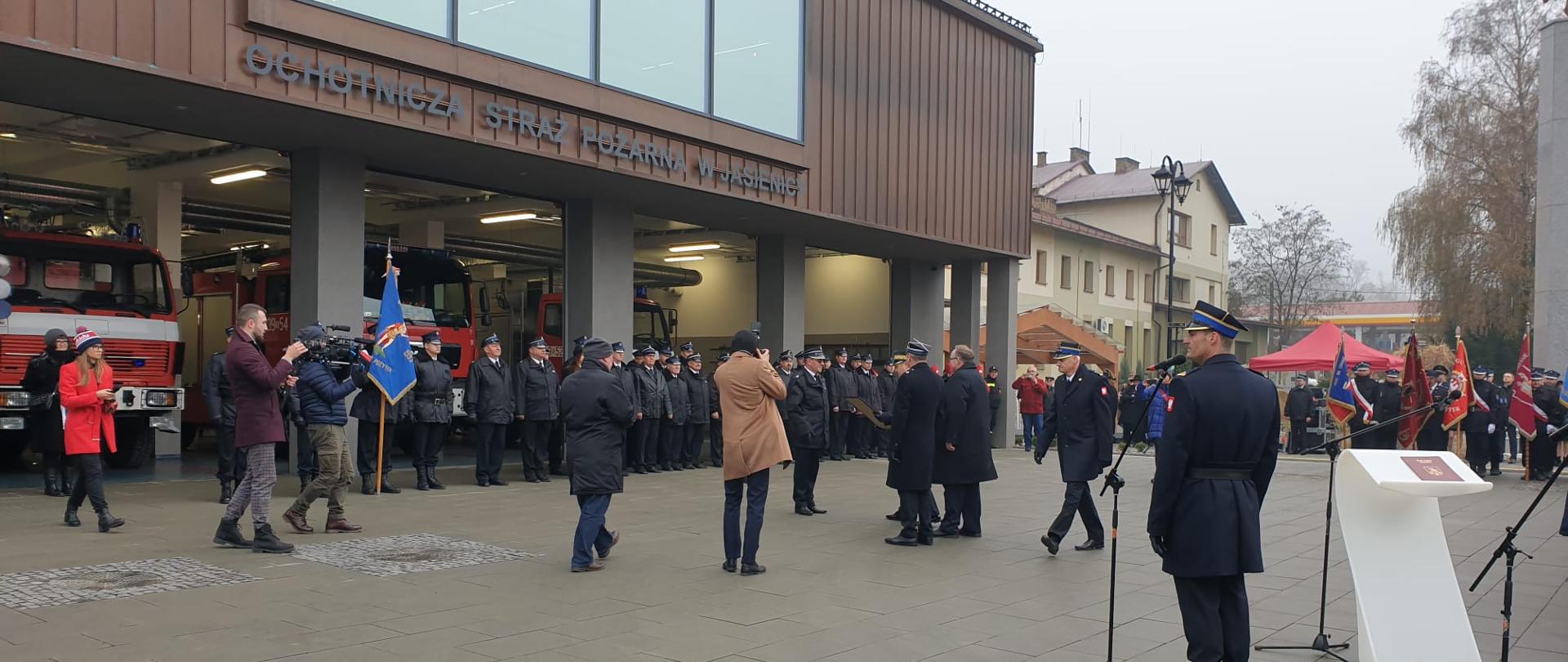 Uroczystość rozpoczęła się na placu głównym przed budynkiem nowej strażnicy, gdzie Dowódca uroczystości złożył meldunek Śląskiemu Komendantowi Wojewódzkiemu PSP nadbryg. Jackowi Klesczewskiemu. Przybyłych gości przywitał Wójt Gminy Jasienica a zarazem Wiceprezes Zarządu Oddziału Wojewódzkiego Ochotniczych Straży Pożarnych RP
w Katowicach dh. Janusz Pierzyna dh. Janusz Pierzyna.
