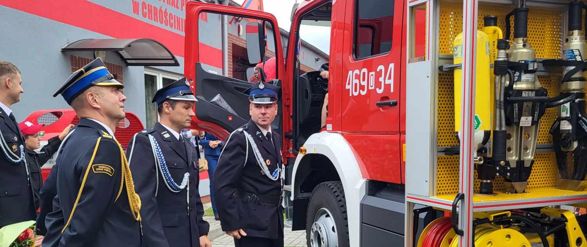 Przekazanie samochodu dla OSP Chróścina