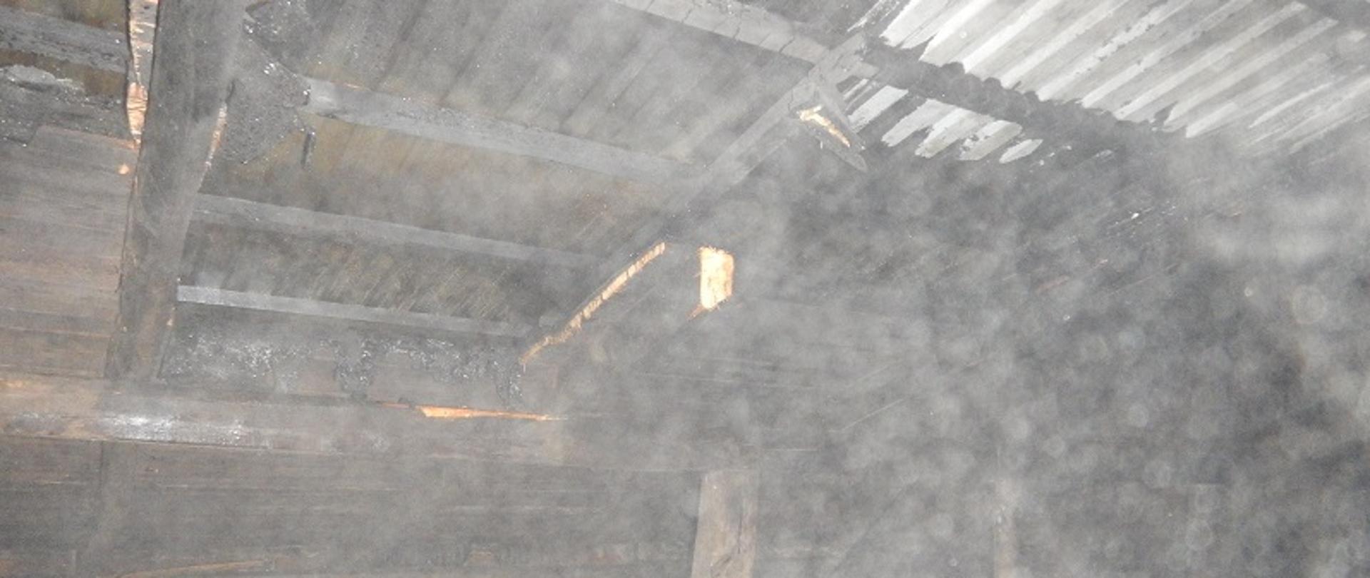 Zdjęcie przedstawia spalone wnętrze poddasza budynku mieszkalnego.