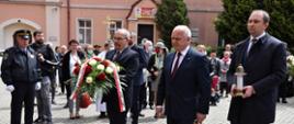 Wojewoda Lubuski składa kwiaty na grobie ks. Kazimierza Michalskiego