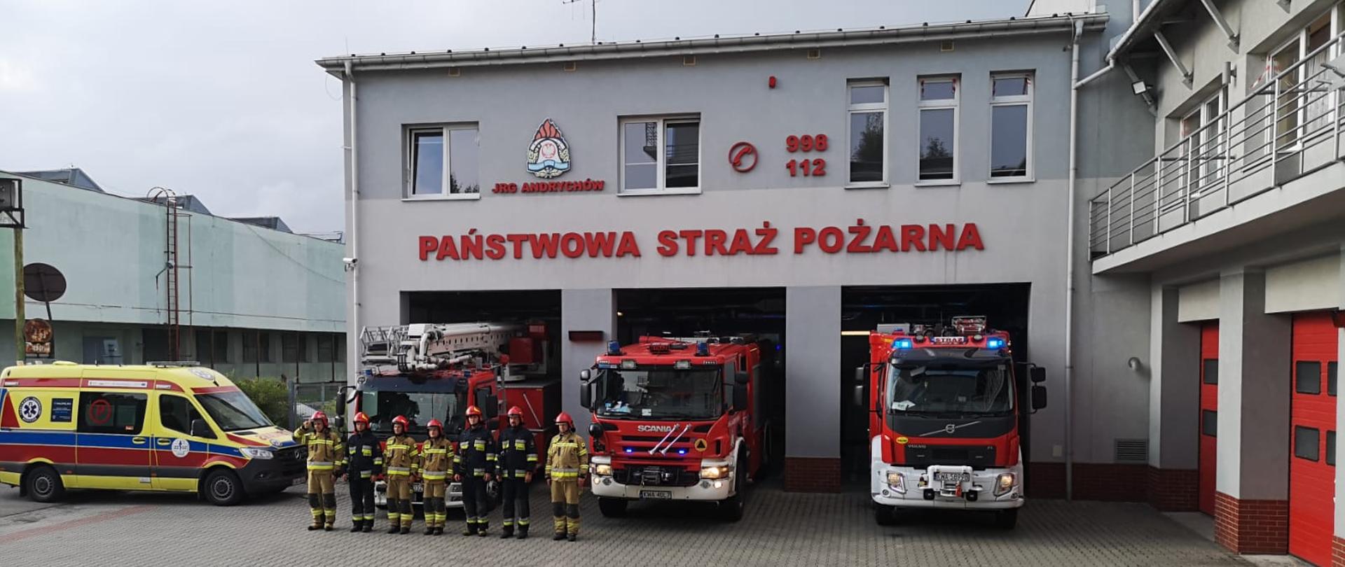 Zmiana służbowa Jednostki Ratowniczo-Gaśniczej w Andrychowie wraz z pojazdami pożarniczymi na placu jednostki.