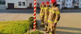 Narodowe Święto Niepodległości. Plac przed Komendą Powiatową PSP w Rawiczu. Zbiórka strażaków zmiany służbowej nr 3 JRG. Poczet flagowy dokonuje podniesienia flagi państwowej na maszt.