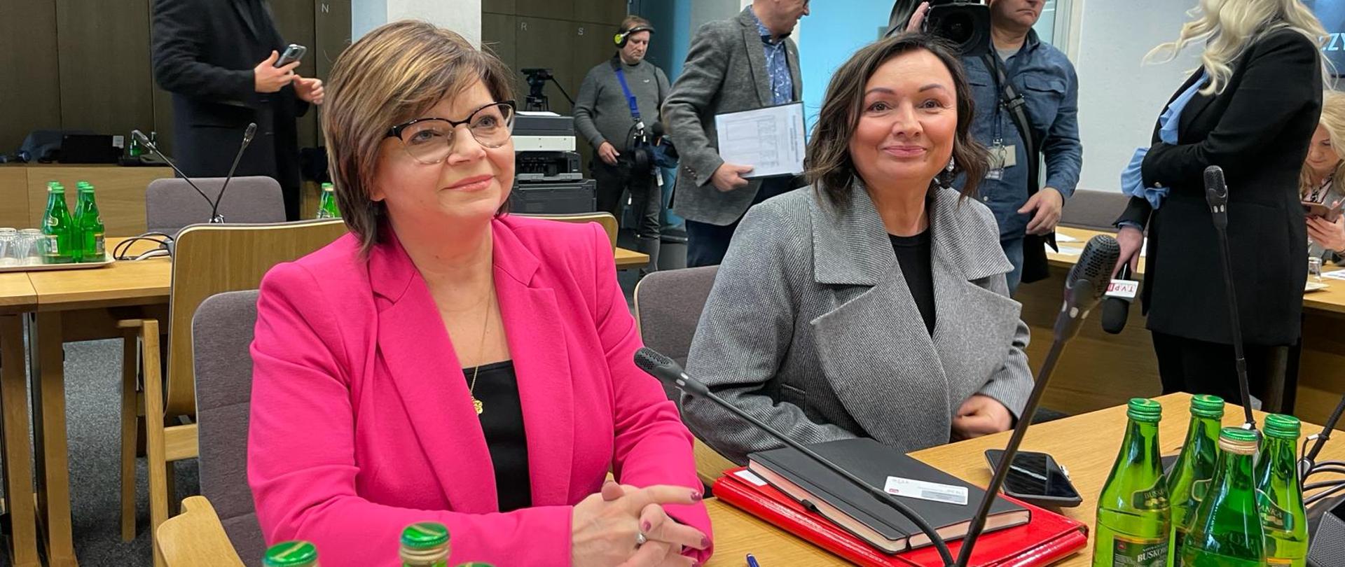 Na zdj. minister Izabela Leszczyna i wicemarszałek Monika Wielichowska na sejmowej komisji zdrowia.