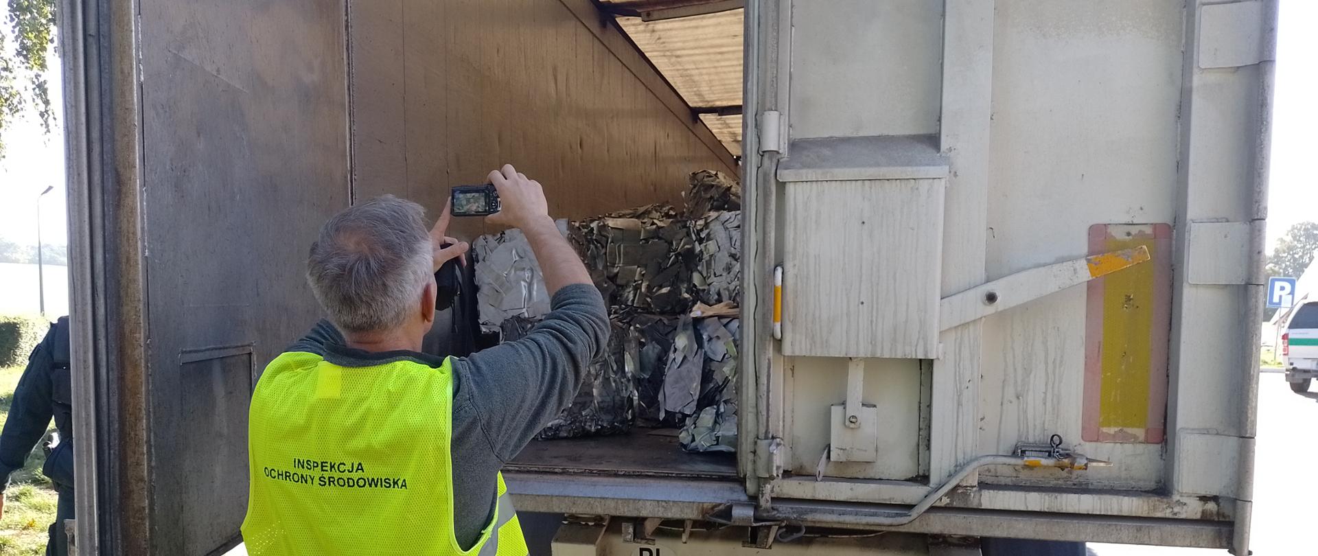 Kontrola podczas akcji "Nielegalne Odpady 2023"