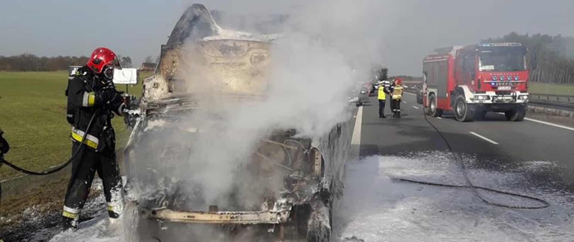 Pożar dostawczego busa na trasie S3