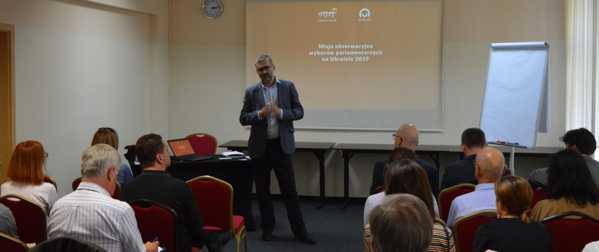 mężczyzna powadzi szkolenie