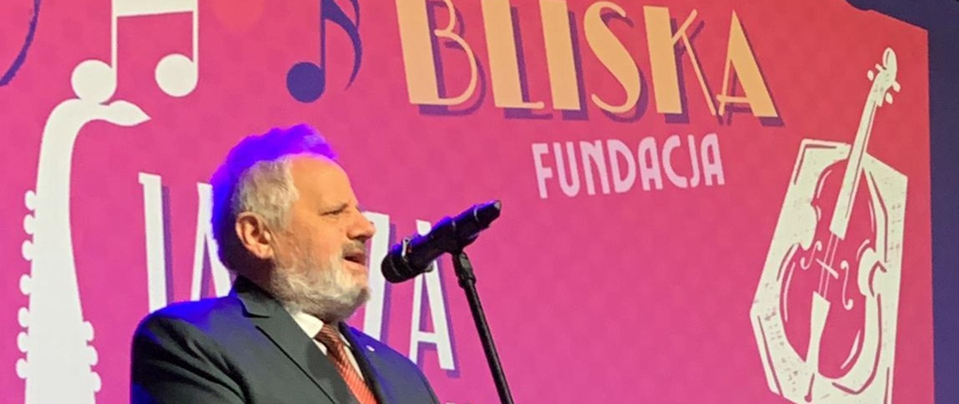 Mężczyzna przemawia ze sceny 