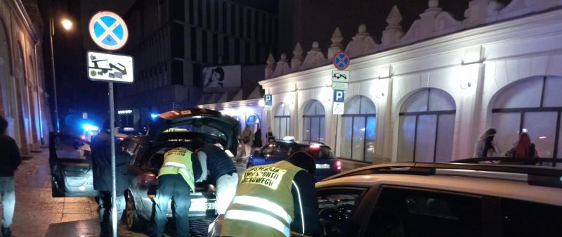 Inspektorzy kontrolujący TAXI 