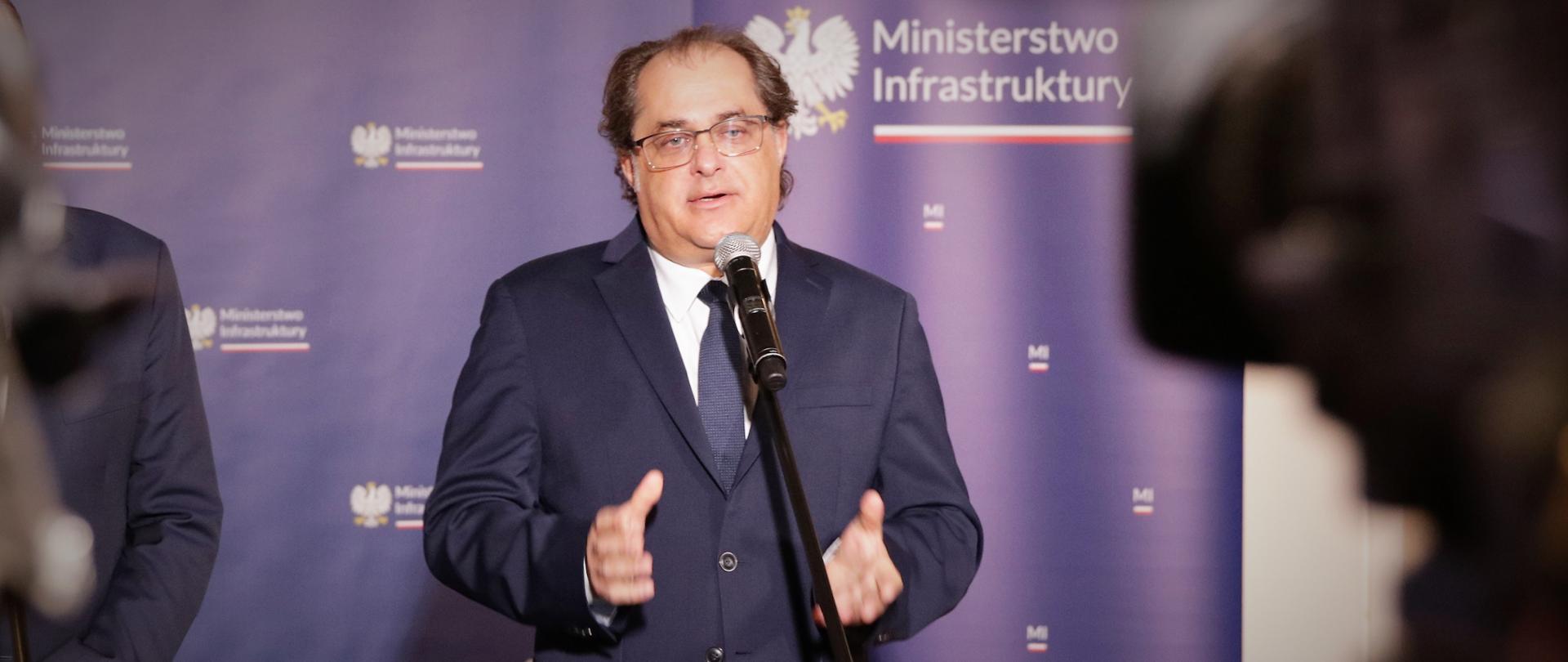 Minister infrastruktury Marek Gróbarczyk w trakcie konferencji