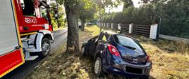Na zdjęciu znajduje się samochód osobowy marki OPEL po uprzednim zderzeniu z drzewem.