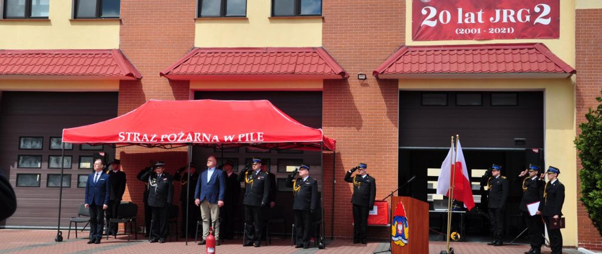 Zdjęcia przedstawiają strażaków w trakcie obchodów z okazji Dnia Strażaka. 