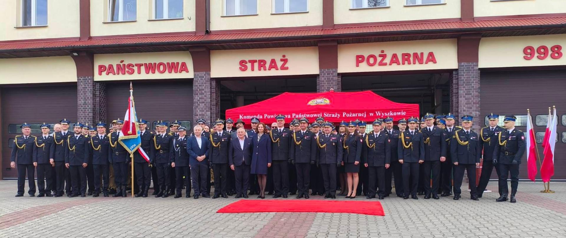 Wszyscy goście uroczystości pozują do zdjęcia.