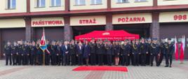 Wszyscy goście uroczystości pozują do zdjęcia.