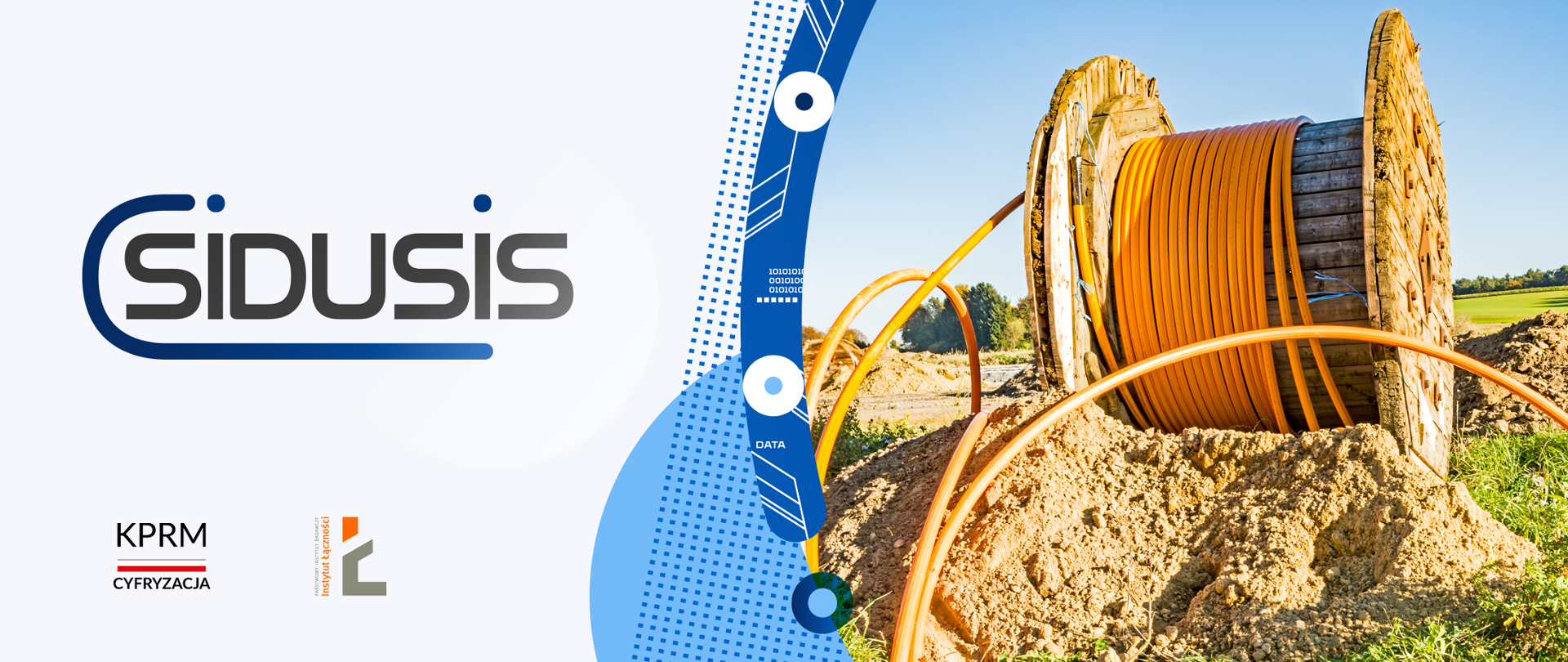 Ilustracja zawiera zdjęcie dużej szpuli kabla światłowodowego, obok której widać rozkopaną ziemię. Po lewej stronie ilustracji loga systemu SIDUSIS, KPRM i Instytutu Łączności.