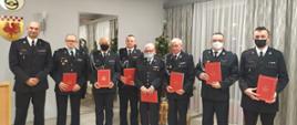 na zdjęciu widać prezesów OSP w mundurach oraz komendanta powiatowego PSP starszego kapitana Barłomieja Marcinów