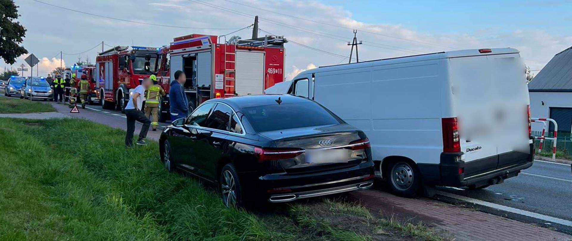 widoczne miejsce zdarzenia uszkodzone pojazdy oraz służby działające na miejscu
