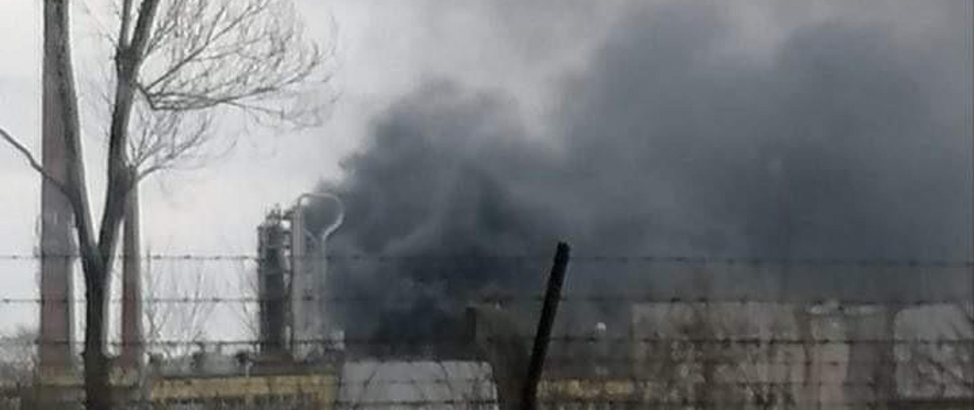 Na zdjęciu pożar zbiornika z mazutem na terenie Rafinerii Jasło.