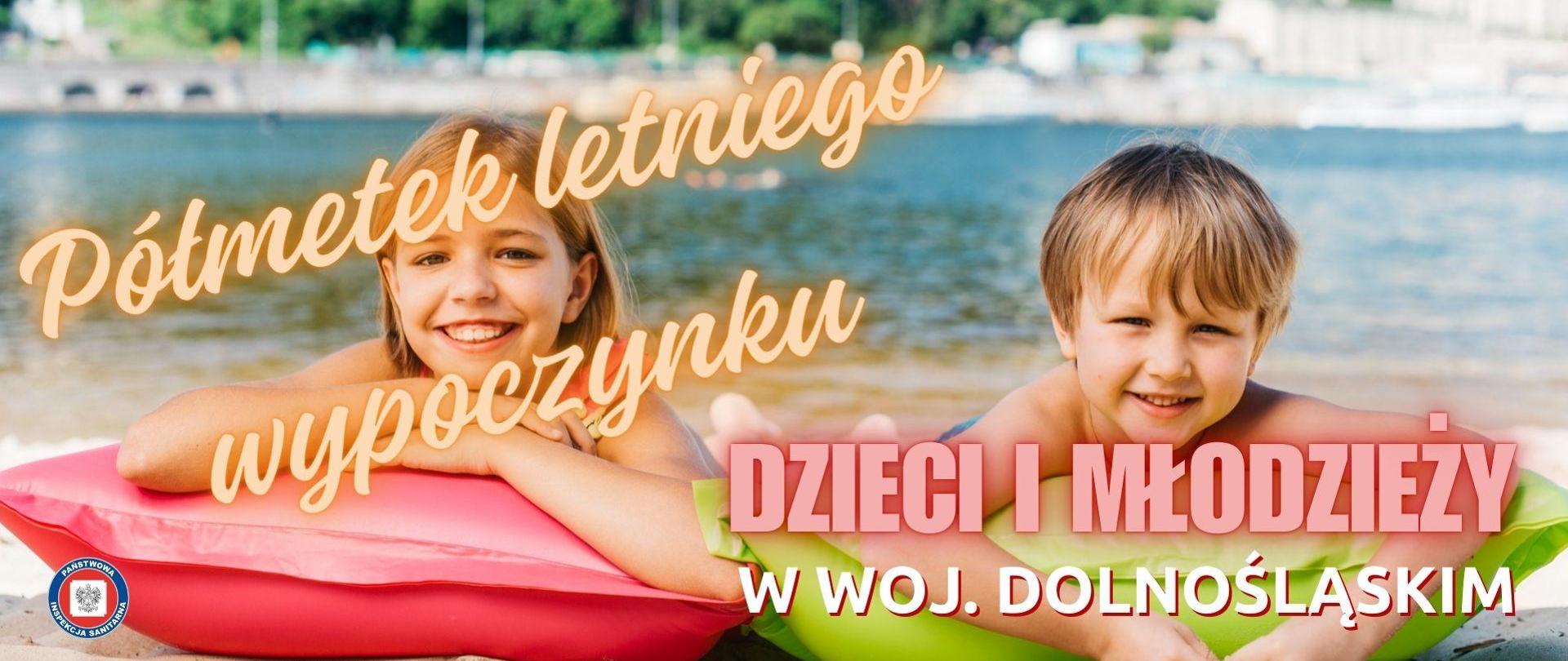 Dzieci wypoczywające na poduszkach nad brzegiem jeziora