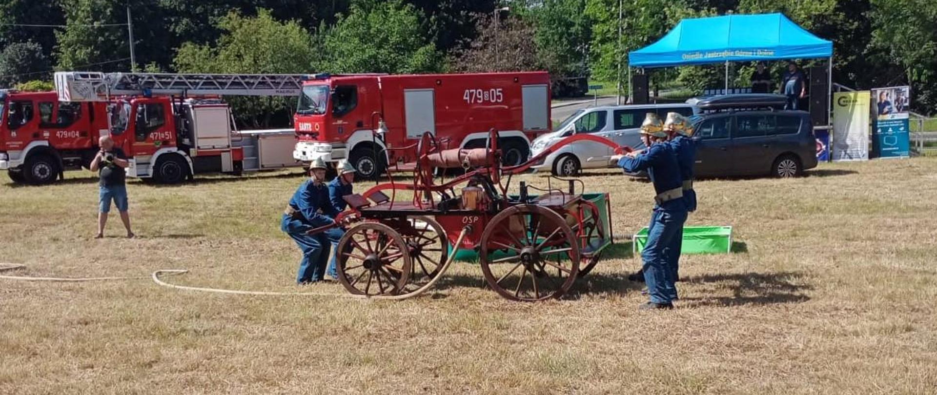 Drużyna OSP Jastrzębie Górne (w historycznym umundurowaniu) bierze udział w pokazie Zabytkowych Sikawek Konnych wykonując ćwiczenie na zabytkowej sikawce konnej.