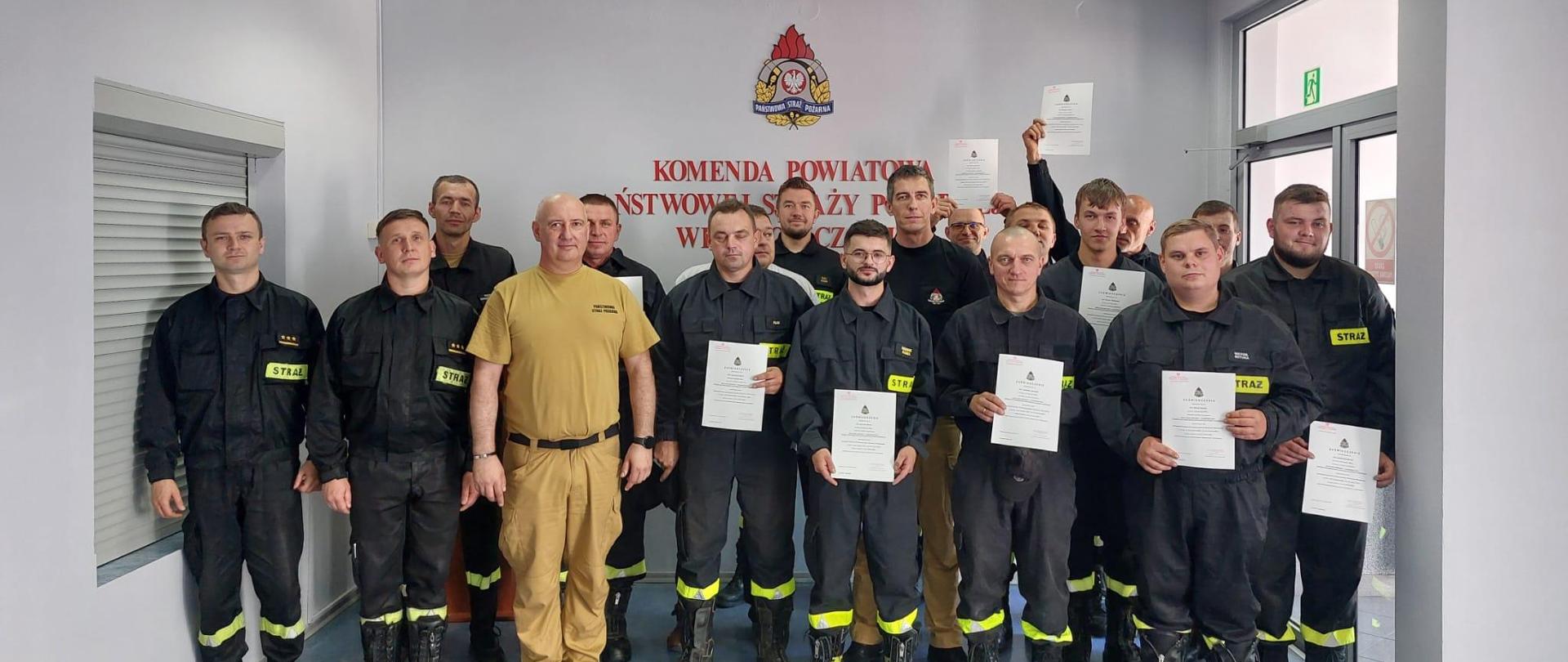 Absolwenci kursu oraz kadra szkoleniowa zebrani do wspólnego zdjęcia po wręczeniu dyplomów. 