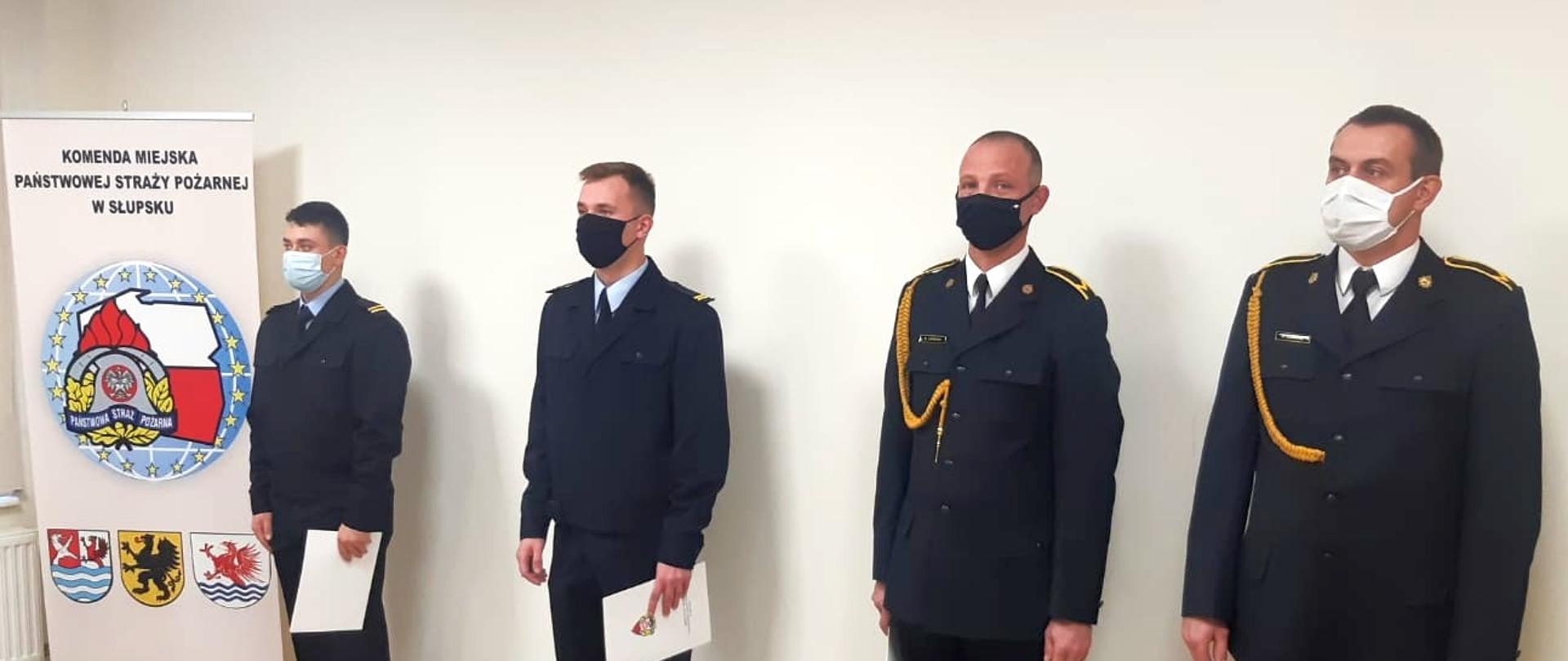 Zdjęcie przedstawia funkcjonariuszy KM PSP w Słupsku otrzymujący awanse.