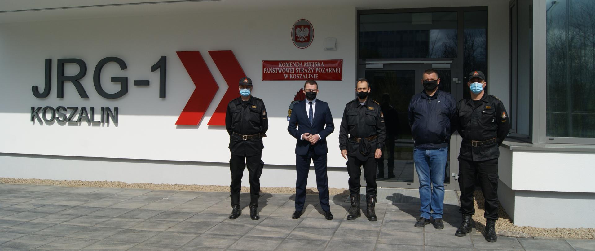 Wizyta Wiceministra MSWiA Pana Pawła Szefernakera na budowie JRG1 Koszalin w obecności Komendanta Miejskiego PSP, Dowódców JRG1 oraz wyjonawcy inwestycji Pana Roberta Łukasika