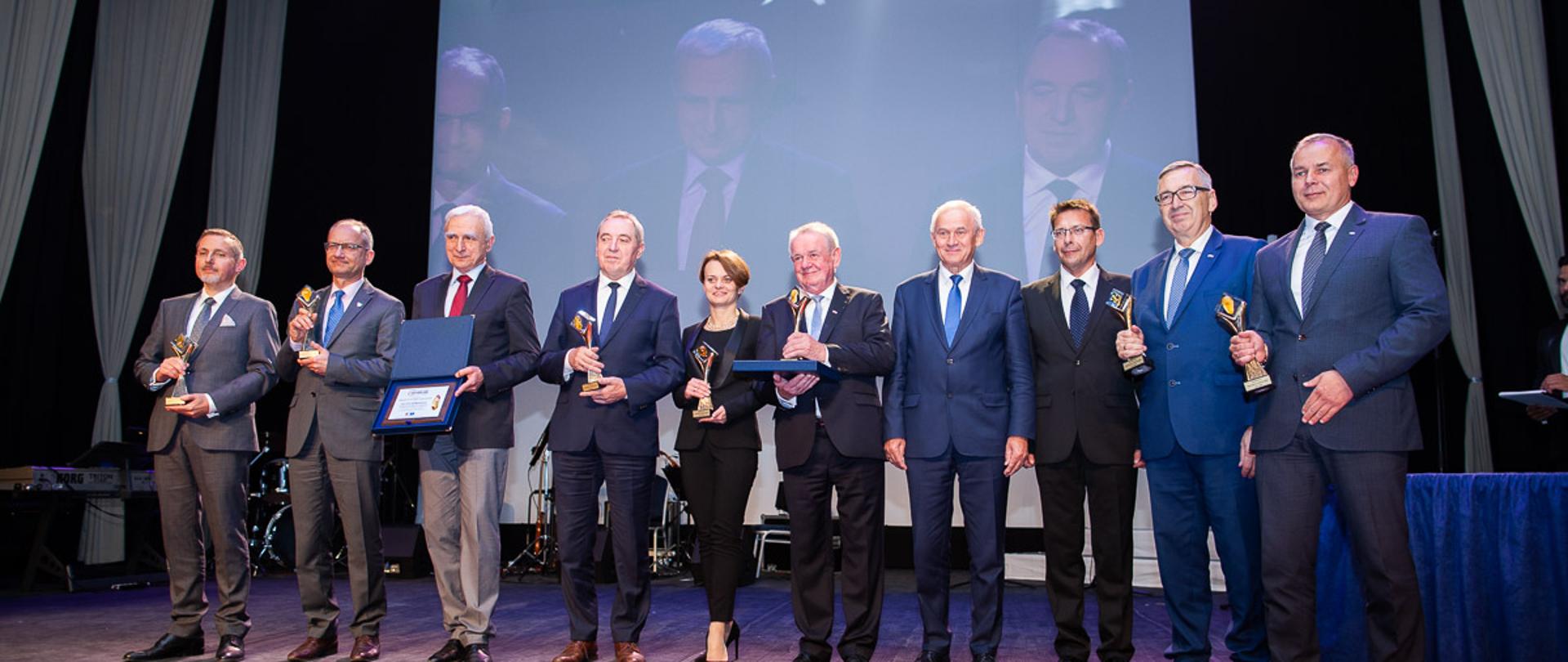 W ramach IV Ogólnopolskiego Szczytu Gospodarczego wręczono statuetki i wyróżnienie "Bursztyn Polskiej Gospodarki 2018". Nagrodą uhonorowano m. in. minister Elżbietę Rafalską. Na zdjęciu osoby nagrodzone oraz odbierające w ich imieniu nagrodę. 